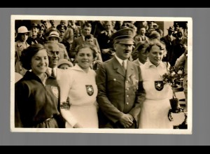 Ansichtskarte Olympia 1936, Führer mit 3 Siegerinnen im Speerwurf mit Sonderstempel
